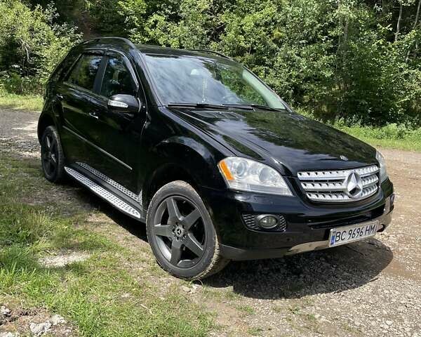 Черный Мерседес М-Класс, объемом двигателя 3.5 л и пробегом 330 тыс. км за 8900 $, фото 2 на Automoto.ua