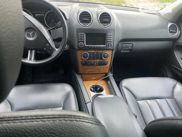 Черный Мерседес М-Класс, объемом двигателя 3.5 л и пробегом 295 тыс. км за 10000 $, фото 5 на Automoto.ua