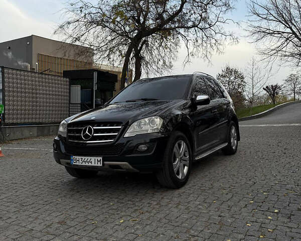 Черный Мерседес М-Класс, объемом двигателя 3.5 л и пробегом 192 тыс. км за 12500 $, фото 6 на Automoto.ua