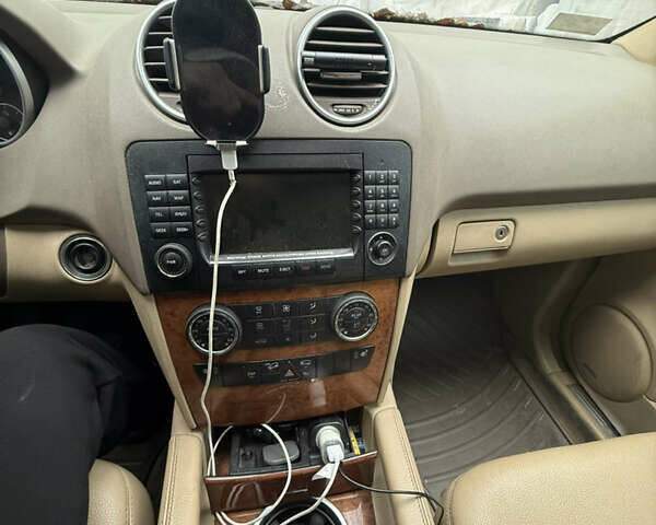 Черный Мерседес М-Класс, объемом двигателя 3.5 л и пробегом 313 тыс. км за 6500 $, фото 12 на Automoto.ua