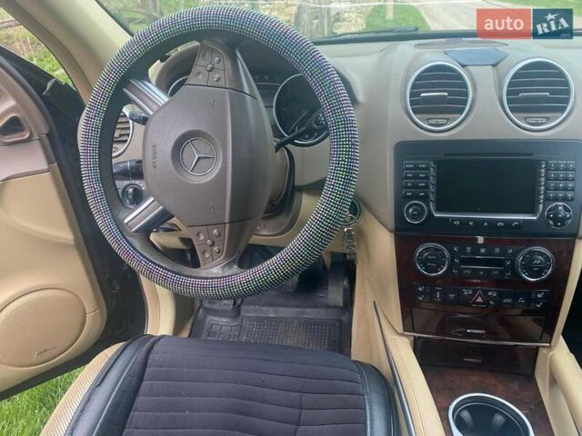 Черный Мерседес М-Класс, объемом двигателя 3 л и пробегом 200 тыс. км за 12000 $, фото 11 на Automoto.ua