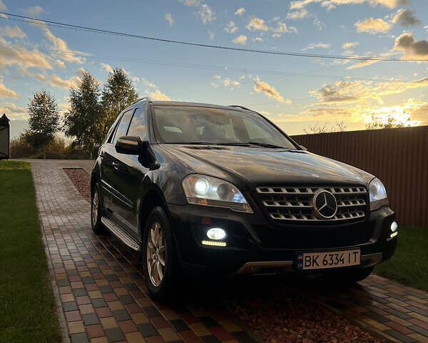 Черный Мерседес М-Класс, объемом двигателя 3 л и пробегом 280 тыс. км за 16100 $, фото 4 на Automoto.ua