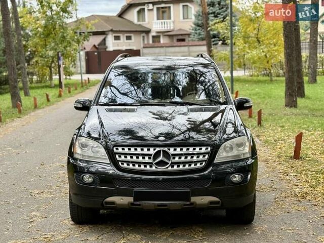 Черный Мерседес М-Класс, объемом двигателя 3.5 л и пробегом 174 тыс. км за 10650 $, фото 1 на Automoto.ua