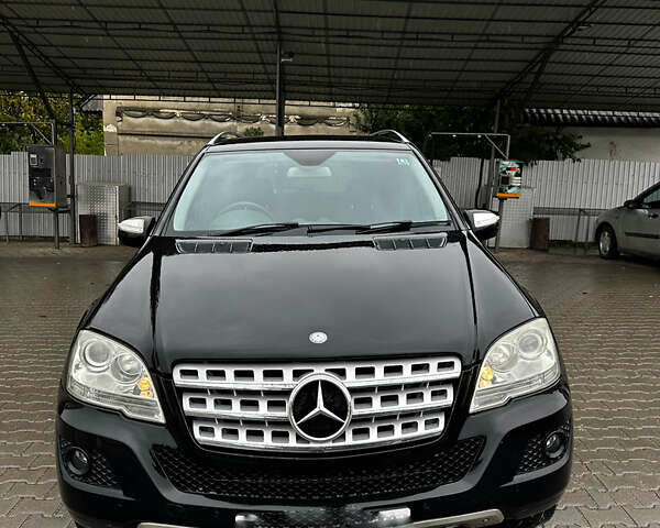 Черный Мерседес М-Класс, объемом двигателя 3 л и пробегом 170 тыс. км за 4294 $, фото 1 на Automoto.ua