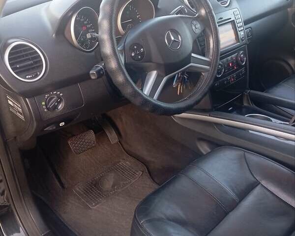 Черный Мерседес М-Класс, объемом двигателя 2.99 л и пробегом 320 тыс. км за 15000 $, фото 8 на Automoto.ua