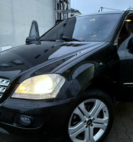 Чорний Мерседес М-Клас, об'ємом двигуна 3 л та пробігом 256 тис. км за 15200 $, фото 1 на Automoto.ua