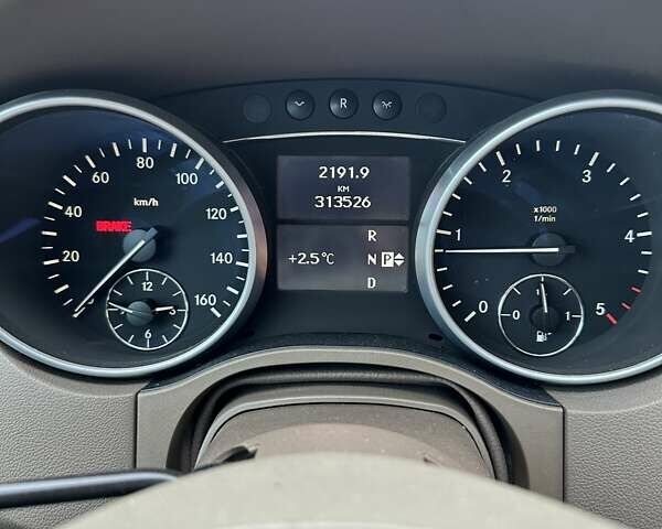 Черный Мерседес М-Класс, объемом двигателя 2.99 л и пробегом 315 тыс. км за 18000 $, фото 16 на Automoto.ua