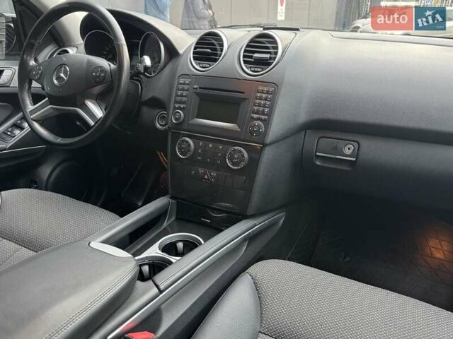 Чорний Мерседес М-Клас, об'ємом двигуна 3 л та пробігом 307 тис. км за 14750 $, фото 19 на Automoto.ua
