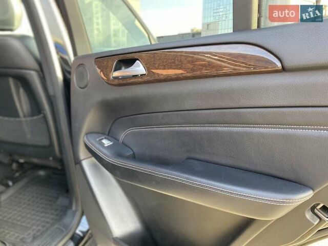 Черный Мерседес М-Класс, объемом двигателя 3 л и пробегом 145 тыс. км за 19990 $, фото 17 на Automoto.ua