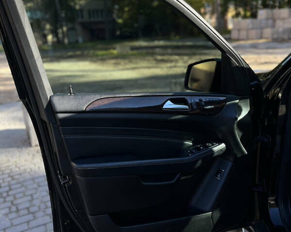 Черный Мерседес М-Класс, объемом двигателя 3 л и пробегом 260 тыс. км за 20500 $, фото 3 на Automoto.ua