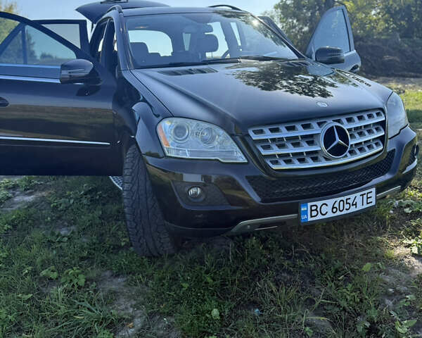 Черный Мерседес М-Класс, объемом двигателя 6.21 л и пробегом 286 тыс. км за 16500 $, фото 2 на Automoto.ua