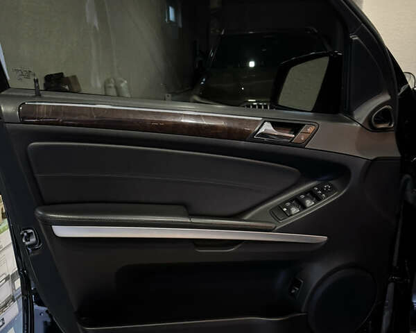 Черный Мерседес М-Класс, объемом двигателя 2.99 л и пробегом 184 тыс. км за 16000 $, фото 8 на Automoto.ua