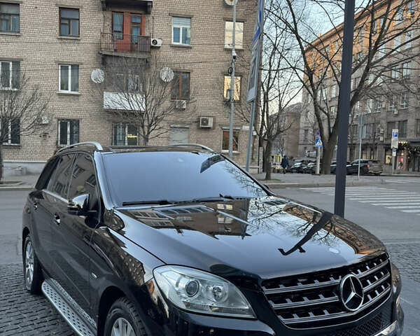 Черный Мерседес М-Класс, объемом двигателя 2.99 л и пробегом 180 тыс. км за 22400 $, фото 6 на Automoto.ua