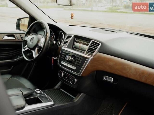 Черный Мерседес М-Класс, объемом двигателя 2.99 л и пробегом 255 тыс. км за 25000 $, фото 15 на Automoto.ua