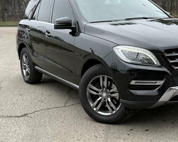 Черный Мерседес М-Класс, объемом двигателя 2.14 л и пробегом 220 тыс. км за 21000 $, фото 6 на Automoto.ua