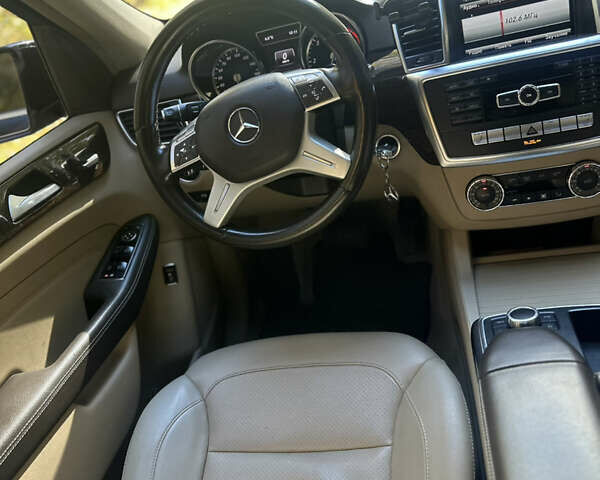 Мерседес М-Класс 2013 в Черновцах на Automoto.ua Черный Мерседес М-Класс, объемом двигателя 2.99 л и пробегом 297 тыс. км за 18500 $, фото 24 на Automoto.ua