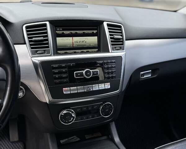 Черный Мерседес М-Класс, объемом двигателя 2.14 л и пробегом 220 тыс. км за 21000 $, фото 33 на Automoto.ua