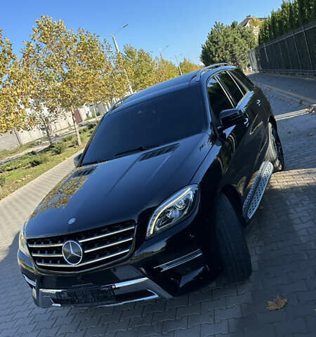 Черный Мерседес М-Класс, объемом двигателя 2.99 л и пробегом 90 тыс. км за 32000 $, фото 3 на Automoto.ua