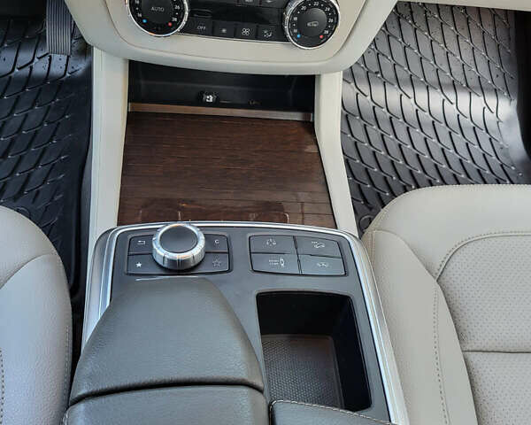 Мерседес М-Класс 2015 в Ужгороде на Automoto.ua Черный Мерседес М-Класс, объемом двигателя 2.14 л и пробегом 287 тыс. км за 20800 $, фото 12 на Automoto.ua