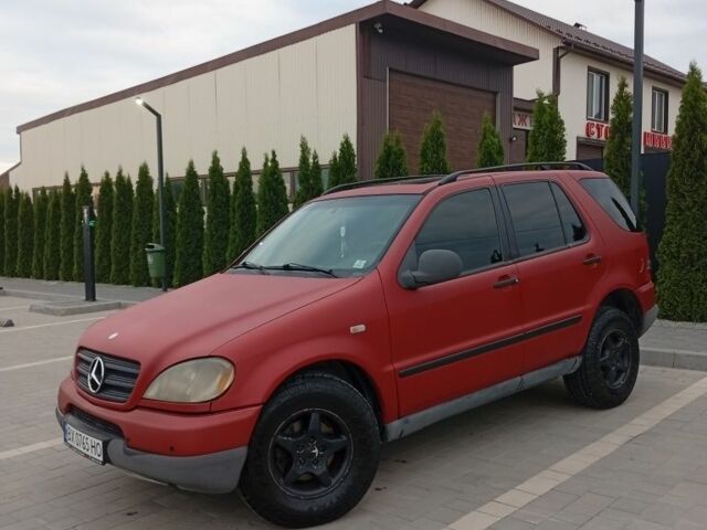 Красный Мерседес М-Класс, объемом двигателя 3.2 л и пробегом 264 тыс. км за 4850 $, фото 1 на Automoto.ua