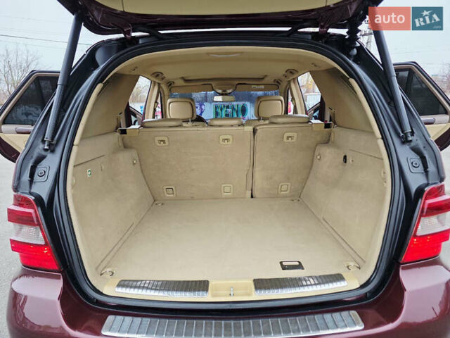 Красный Мерседес М-Класс, объемом двигателя 3.5 л и пробегом 266 тыс. км за 11499 $, фото 60 на Automoto.ua