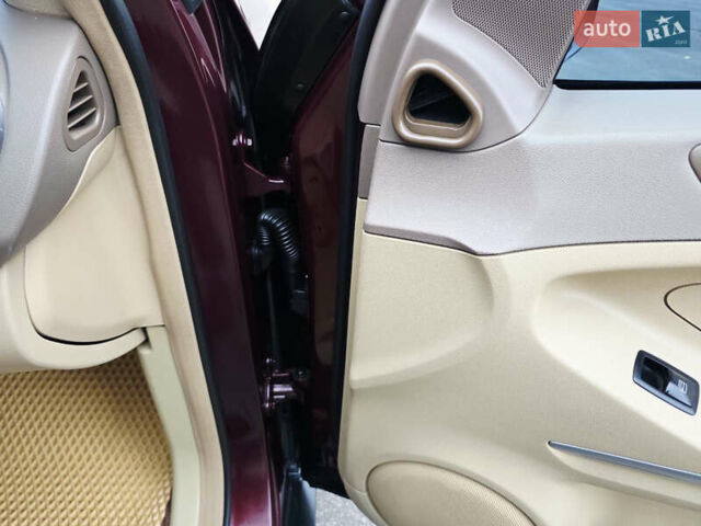 Красный Мерседес М-Класс, объемом двигателя 3.5 л и пробегом 266 тыс. км за 11499 $, фото 90 на Automoto.ua