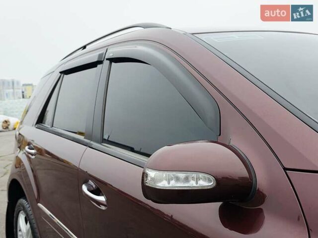 Красный Мерседес М-Класс, объемом двигателя 3.5 л и пробегом 266 тыс. км за 9333 $, фото 41 на Automoto.ua