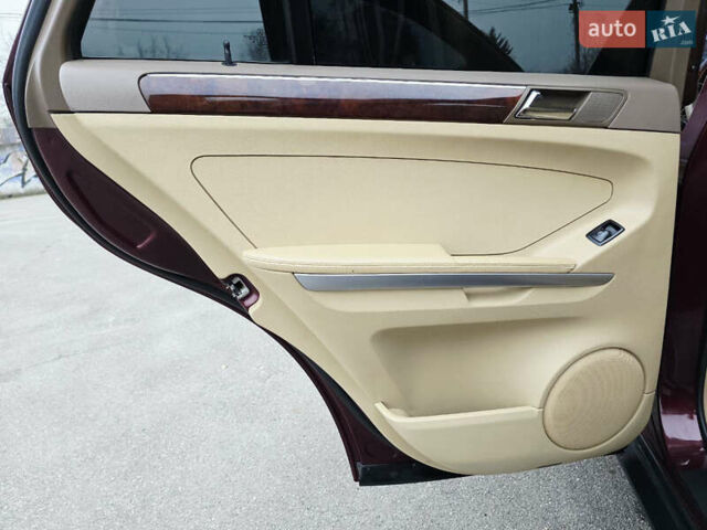 Красный Мерседес М-Класс, объемом двигателя 3.5 л и пробегом 266 тыс. км за 11499 $, фото 69 на Automoto.ua