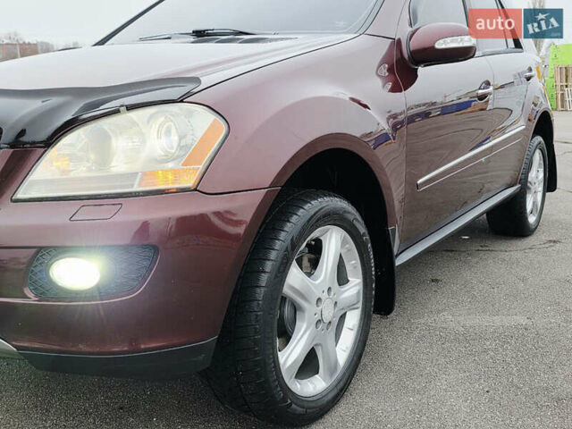 Красный Мерседес М-Класс, объемом двигателя 3.5 л и пробегом 266 тыс. км за 11499 $, фото 9 на Automoto.ua