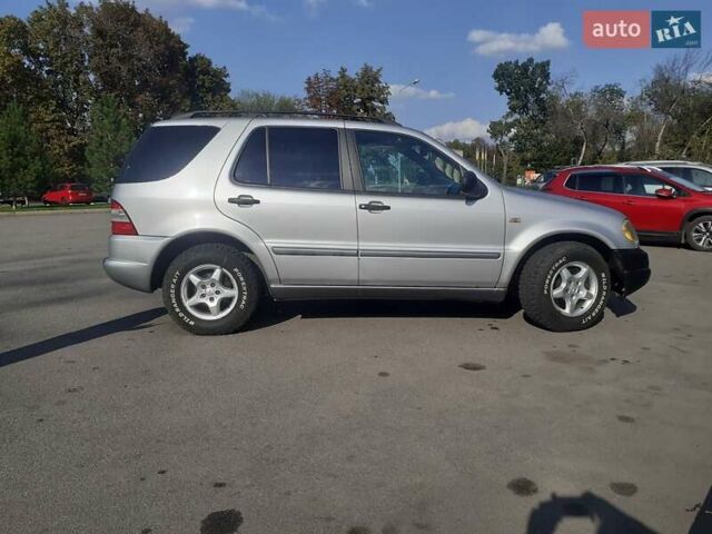 Серый Мерседес М-Класс, объемом двигателя 3.2 л и пробегом 399 тыс. км за 5200 $, фото 3 на Automoto.ua