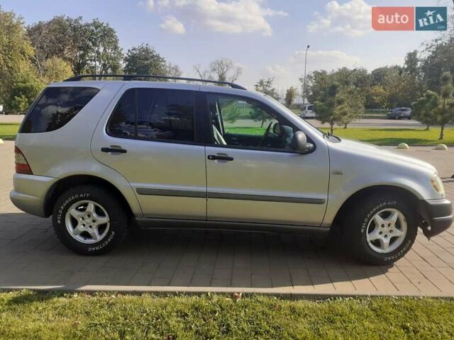 Серый Мерседес М-Класс, объемом двигателя 3.2 л и пробегом 399 тыс. км за 5200 $, фото 5 на Automoto.ua