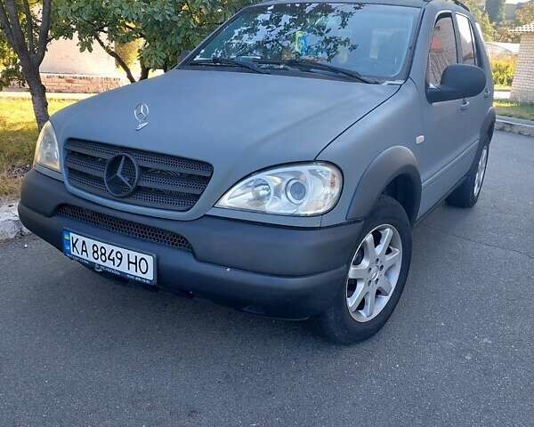 Серый Мерседес М-Класс, объемом двигателя 4.3 л и пробегом 375 тыс. км за 4000 $, фото 2 на Automoto.ua