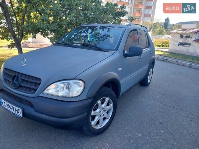 Серый Мерседес М-Класс, объемом двигателя 4.3 л и пробегом 375 тыс. км за 4000 $, фото 1 на Automoto.ua