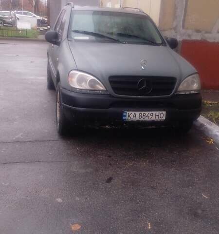 Серый Мерседес М-Класс, объемом двигателя 4.3 л и пробегом 375 тыс. км за 4000 $, фото 5 на Automoto.ua