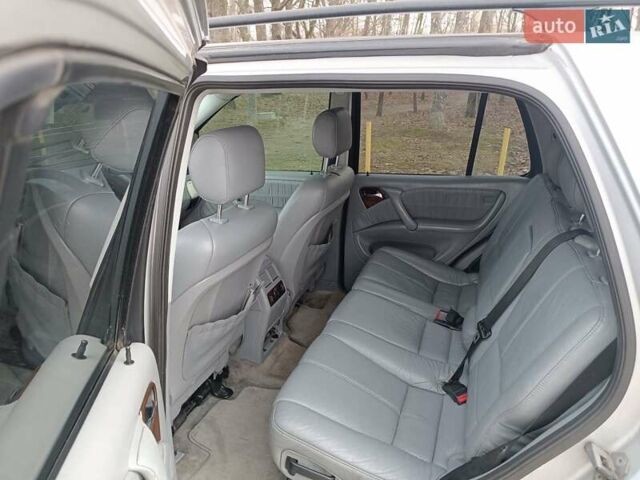 Серый Мерседес М-Класс, объемом двигателя 2.4 л и пробегом 270 тыс. км за 4500 $, фото 5 на Automoto.ua