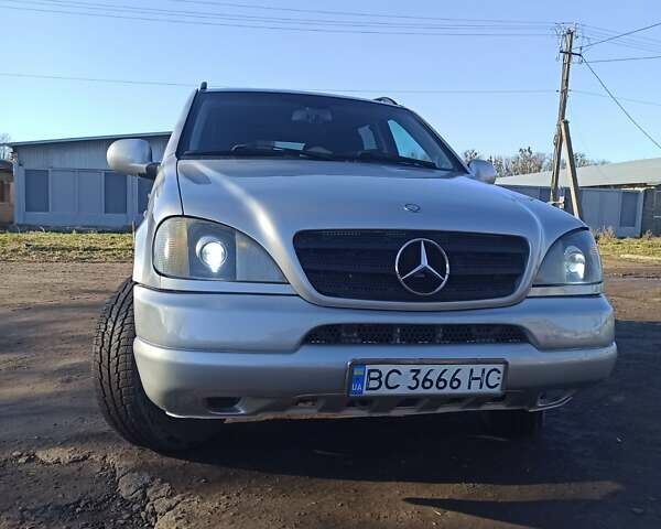 Сірий Мерседес М-Клас, об'ємом двигуна 3.2 л та пробігом 198 тис. км за 7500 $, фото 1 на Automoto.ua