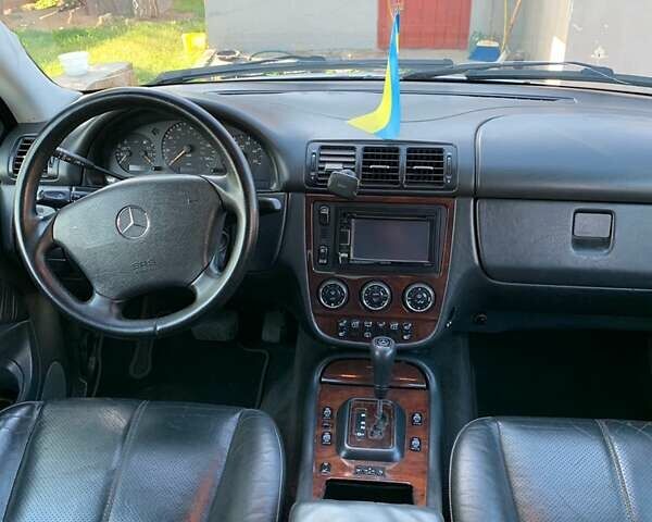 Серый Мерседес М-Класс, объемом двигателя 2.7 л и пробегом 370 тыс. км за 6100 $, фото 1 на Automoto.ua