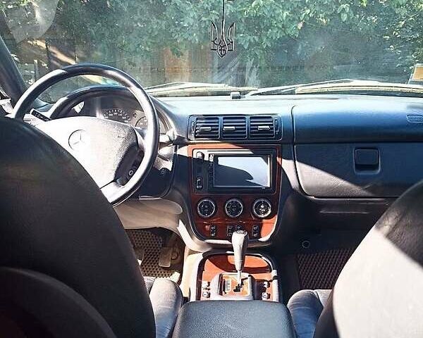 Серый Мерседес М-Класс, объемом двигателя 3.8 л и пробегом 350 тыс. км за 6100 $, фото 3 на Automoto.ua