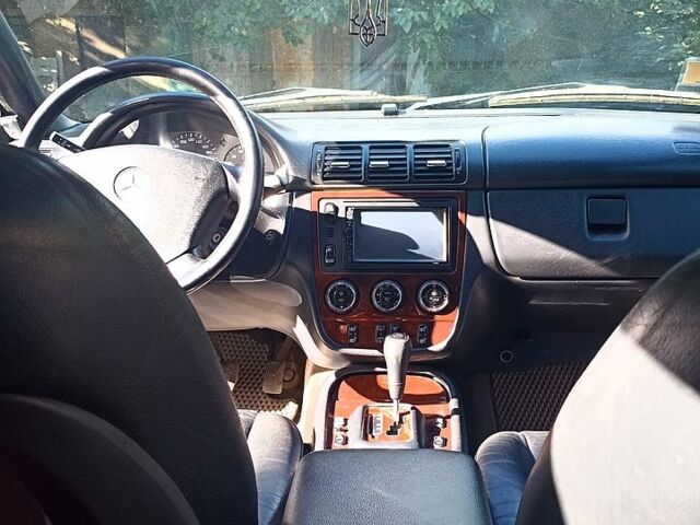 Серый Мерседес М-Класс, объемом двигателя 3.8 л и пробегом 350 тыс. км за 6100 $, фото 5 на Automoto.ua