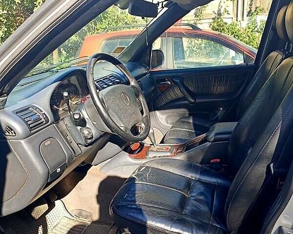 Серый Мерседес М-Класс, объемом двигателя 3.8 л и пробегом 350 тыс. км за 6100 $, фото 1 на Automoto.ua