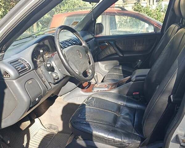 Серый Мерседес М-Класс, объемом двигателя 3.5 л и пробегом 350 тыс. км за 5800 $, фото 2 на Automoto.ua