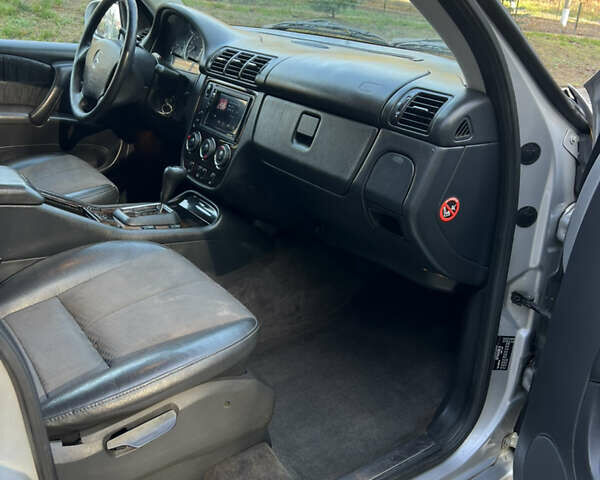 Серый Мерседес М-Класс, объемом двигателя 2.7 л и пробегом 270 тыс. км за 4400 $, фото 19 на Automoto.ua