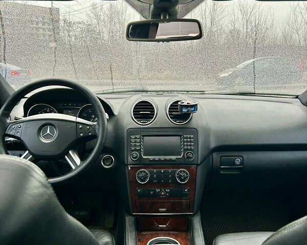 Серый Мерседес М-Класс, объемом двигателя 4.97 л и пробегом 228 тыс. км за 10000 $, фото 5 на Automoto.ua