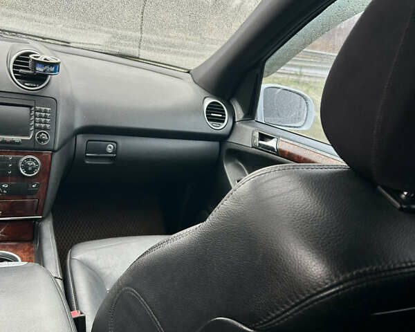 Серый Мерседес М-Класс, объемом двигателя 4.97 л и пробегом 228 тыс. км за 10000 $, фото 6 на Automoto.ua