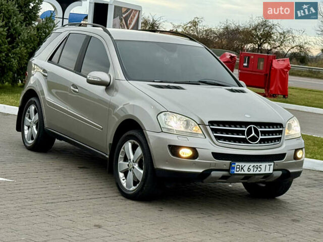 Серый Мерседес М-Класс, объемом двигателя 3.5 л и пробегом 300 тыс. км за 7999 $, фото 6 на Automoto.ua