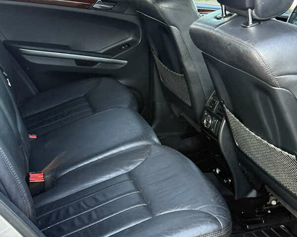 Серый Мерседес М-Класс, объемом двигателя 3.5 л и пробегом 300 тыс. км за 7999 $, фото 19 на Automoto.ua