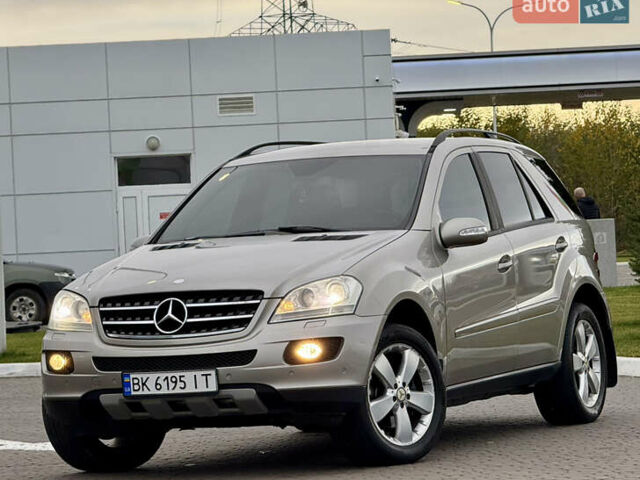 Серый Мерседес М-Класс, объемом двигателя 3.5 л и пробегом 300 тыс. км за 7999 $, фото 3 на Automoto.ua