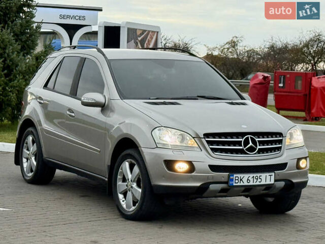 Серый Мерседес М-Класс, объемом двигателя 3.5 л и пробегом 300 тыс. км за 7999 $, фото 5 на Automoto.ua