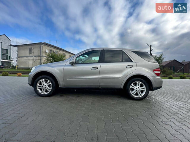 Серый Мерседес М-Класс, объемом двигателя 3 л и пробегом 300 тыс. км за 6000 $, фото 1 на Automoto.ua