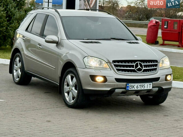 Серый Мерседес М-Класс, объемом двигателя 3.5 л и пробегом 300 тыс. км за 7999 $, фото 4 на Automoto.ua